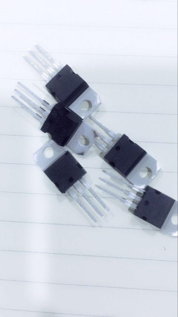L7805CV是输出电压为4.75-5.25V，静态电流为4.2-8mA的正电压稳压器。其输出电流可达1.5A，不需外接补偿元件